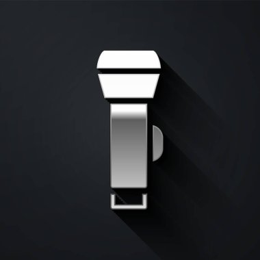 Siyah arkaplanda izole edilmiş gümüş el feneri simgesi. Uzun gölge tarzı. Vektör.