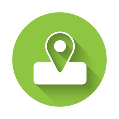 Kamp ya da turlar için beyaz konum ve uzun gölgeli arka plan izole seyahat ikonu. Yeşil daire düğmesi. Vektör.