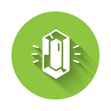 Beyaz Mücevher Taşı simgesi uzun gölge arkaplanı ile izole edilmiş. Mücevher sembolü. Elmas. Yeşil daire düğmesi. Vektör.