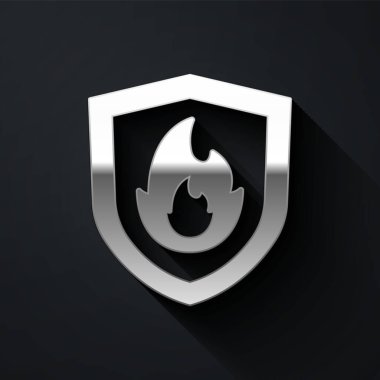 Gümüş Ateş Koruma Kalkanı simgesi siyah arkaplanda izole edildi. Sigorta konsepti. Güvenlik, güvenlik, koruma, konsept koruma. Uzun gölge tarzı. Vektör.
