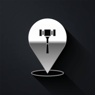 Siyah arka planda gümüş açık arttırma çekiç simgesi var. Gavel, yargıç ya da müzayedecinin çekici. Teklif süreci, anlaştık. Açık arttırma teklifi. Uzun gölge tarzı. Vektör.