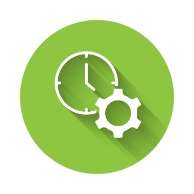 Beyaz Zaman yönetim simgesi uzun gölge arkaplan izole. Saat ve vites tabelası. Üretkenlik sembolü. Yeşil daire düğmesi. Vektör.