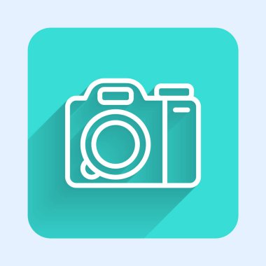 Beyaz çizgi fotoğraf makinesi simgesi uzun gölge arkaplanı ile izole edildi. Foto kamera. Dijital fotoğrafçılık. Yeşil kare düğmesi. Vektör.
