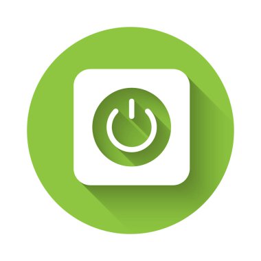 Beyaz Güç simgesi uzun gölge arkaplanı ile izole edildi. Başlat işareti. Yeşil daire düğmesi. Vektör.