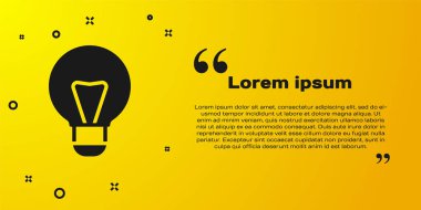 Siyah Yaratıcı Lamba Işığı fikri ikonu sarı arkaplanda izole edildi. Fikirler ilham, icat, etkili düşünme, bilgi ve eğitim kavramları. Vektör.