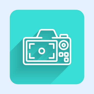 Beyaz çizgi fotoğraf makinesi simgesi uzun gölge arkaplanı ile izole edildi. Foto kamera. Dijital fotoğrafçılık. Yeşil kare düğmesi. Vektör.