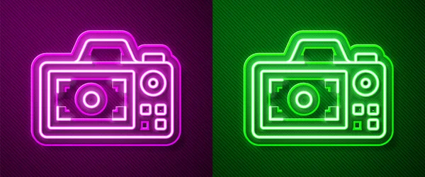 Светящаяся Неоновая Линия Иконка Фотокамеры Выделена Фиолетовом Зеленом Фоне Фотокамера — стоковый вектор