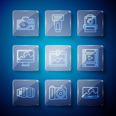 Kamera lenslerini ayarla. Fotoğraf makinesi çerçeveye ve film rulo kartuşu simgesine rötuş yapıyor. Vektör.