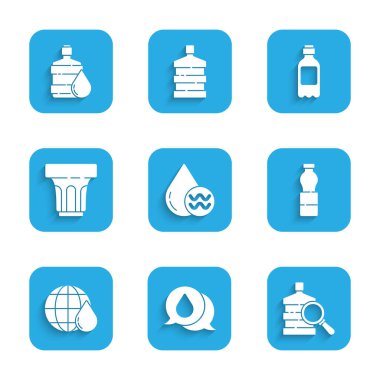 Temiz su birikintisini konuşma baloncuklarıyla temizleyin. Büyük şişe su, cam ve ikon şeklinde Dünya gezegeni. Vektör.