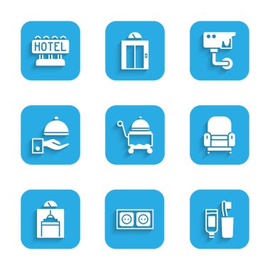 Elektrik prizi diş fırçası, diş macunu Kol Koltuğu Kaldıraç Güvenlik kamerası ve Signboard metin oteli simgesi ile kaplandı. Vektör.