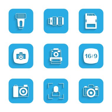 Fotoğraf makinesi odaklı çerçeve satırı 16 SD kart ve flaş simgesini ayarla. Vektör.