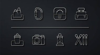Çizgi Dağları Çöp Kutusu Kamp Feneri Fotoğraf Kamerası Karabina Kibrit Çubuğu ve Gün Doğumu ikonu. Vektör.