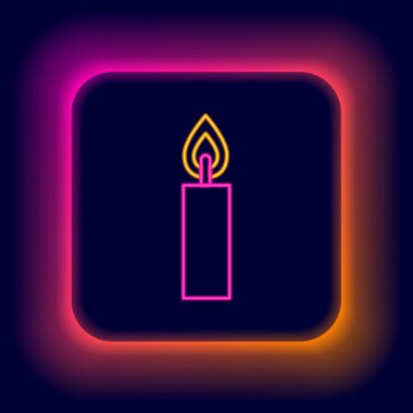Parlayan neon hattı yanan mum simgesi siyah arkaplanda izole edildi. Silindirik mum çubuğu ve yanan ateş. Renkli taslak konsepti. Vektör.