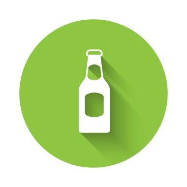 Beyaz bira şişesi ikonu uzun gölge arkaplanı ile izole edilmiş. Yeşil daire düğmesi. Vektör.