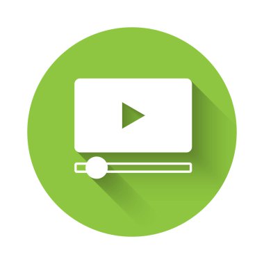 Beyaz Online video oynatma simgesi uzun gölge arkaplanı ile izole edildi. Oyun işaretli film şeridi. Yeşil daire düğmesi. Vektör.