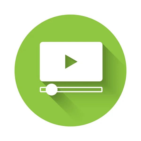 白色在线播放视频图标隔离长阴影背景 带有播放标志的电影胶片 绿色圆环按钮 — 图库矢量图片