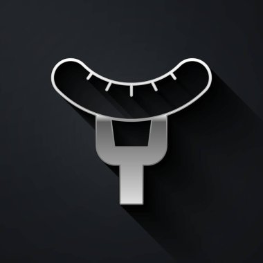 Çatal ikonundaki gümüş sosis siyah arka planda izole edilmiş. Izgara sosis ve aroma işareti. Uzun gölge tarzı. Vektör