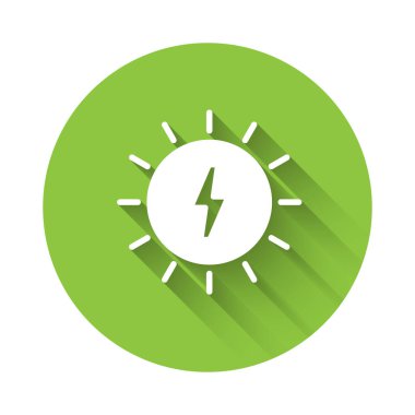 Beyaz Güneş enerjisi simgesi uzun gölge arkaplanı ile izole edildi. Yıldırım sembollü güneş. Yeşil daire düğmesi. Vektör