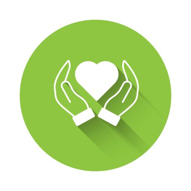 Beyaz Kalp, uzun gölgeli arka planda izole edilmiş bir ikondur. El çabukluğu aşk sembolü. Sevgililer Günü sembolü. Yeşil daire düğmesi. Vektör