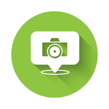 Beyaz fotoğraf makinesi simgesi uzun gölge arkaplanı ile izole edildi. Foto kamera. Dijital fotoğrafçılık. Yeşil daire düğmesi. Vektör