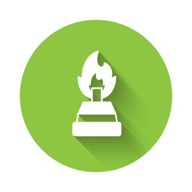 Beyaz alkol ya da uzun gölgeli izole edilmiş ruh yakıcı ikonu. Kimyasal ekipman. Yeşil daire düğmesi. Vektör