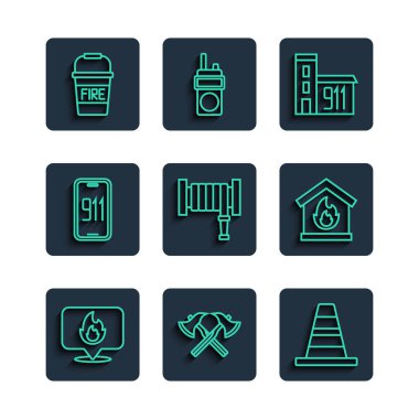 Hattı ateşe verin, itfaiyeci baltası, trafik konisi istasyon binası, hortum makarası, mobil acil durum 911 'i arayın, kova ve yanan ev ikonu. Vektör