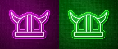 Parlayan neon hattı Viking boynuzlu miğfer ikonu ile mor ve yeşil arka planda izole edildi. Vektör