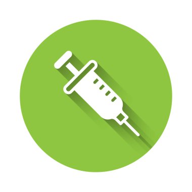 Uzun gölgeli beyaz şırınga ikonu. Aşı için şırınga, aşı, iğne, grip aşısı. Tıbbi ekipman. Yeşil daire düğmesi. Vektör.