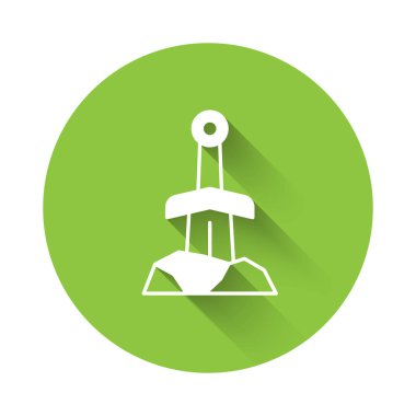 Taş ikonundaki beyaz kılıç uzun gölgeli arka planda izole edilmiş. Taştaki kılıç Excalibur, Arthur efsanelerinden. Yeşil daire düğmesi. Vektör.