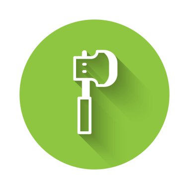 Beyaz tahta balta ikonu uzun gölge arkaplanı ile izole edilmiş. Oduncu baltası. Yeşil daire düğmesi. Vektör.