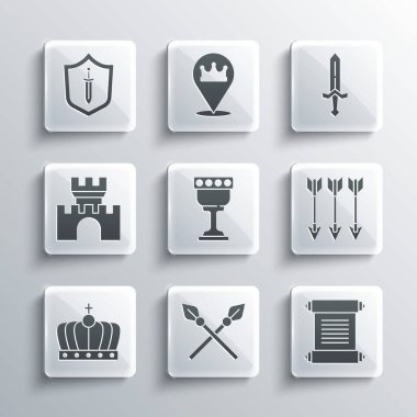 Çapraz ortaçağ mızrakları, ferman, parşömen, parşömen, oklar, ortaçağ kadehi, kral tacı, kale, kılıç ve ikonlu kalkan. Vektör