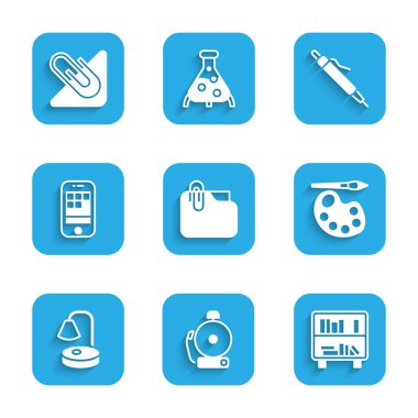 Belge klasörünü klips, zil, raf kitapları, boya fırçası paleti, masa lambası, akıllı telefon, kalem ve kağıt simgesi ile ayarla. Vektör