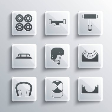 Beyzbol şapkası, kaykay parkı, kaykay kaskı, kulaklıklar, raylı merdivenler, tekerlek ve T alet ikonu. Vektör