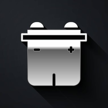 Siyah arkaplanda gümüş renkli akü ikonu var. Akümülatör bataryası enerji ve elektrik akümülatörü bataryası. Uzun gölge tarzı. Vektör