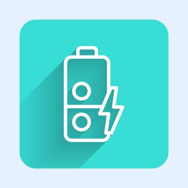 Beyaz çizgi Batarya şarj seviyesi gösterge simgesi uzun gölge arkaplan izole. Yeşil kare düğmesi. Vektör