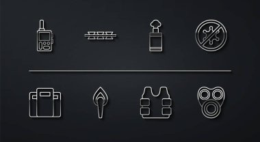 Telsiz hattı, polis saldırı kalkanı, Protesto, kurşun geçirmez yelek, meşale alevi, dikenli tel, gaz maskesi ve el bombası ikonu. Vektör