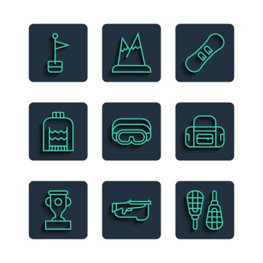 Set hattı ödül kupası, Biathlon tüfeği, Snowshoes, Snowboard, kayak gözlükleri, Noel süveteri, yer belirleyici ve spor çanta ikonu. Vektör