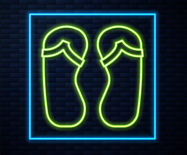 Parlayan neon hattı terlik ikonu tuğla duvar arka planında izole edildi. Plaj terlikleri tabelası. Vektör.