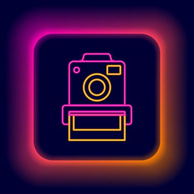 Parlayan neon hattı fotoğraf makinesi simgesi siyah arkaplanda izole edildi. Foto kamera. Dijital fotoğrafçılık. Renkli taslak konsepti. Vektör.