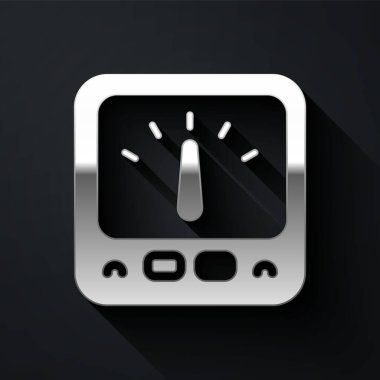 Gümüş Ampere ölçer, multimetre, voltmetre ikonu siyah arkaplanda izole edilmiş. Elektrik akımını ölçmek için araçlar. Uzun gölge tarzı. Vektör.