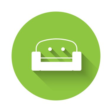 Beyaz Kol Koltuğu simgesi uzun gölge arkaplanı ile izole edilmiş. Yeşil daire düğmesi. Vektör.