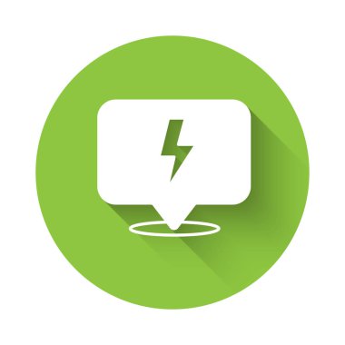 Beyaz Şimşek simgesi uzun gölge arkaplanı ile izole edildi. Flaş işareti. Flaş ikonunu yükle. Gök gürültüsü. Yıldırım çarpması. Yeşil daire düğmesi. Vektör.