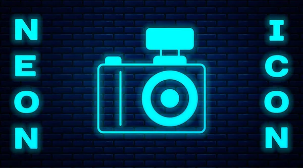 发光的霓虹灯照像机图标隔离在砖墙背景 脚踏相机 数字摄影 — 图库矢量图片