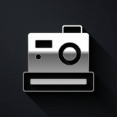Stříbrná ikona fotoaparátu izolované na černém pozadí. Fotoaparát. Digitální fotografie. Dlouhý stínový styl. Vektor.