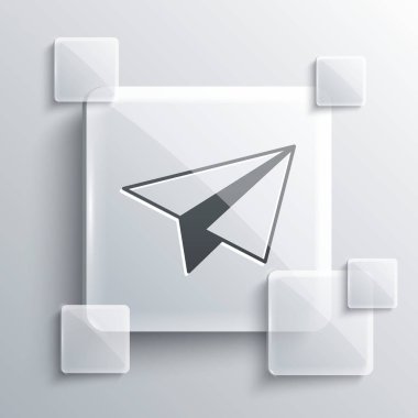 Gri kağıttan uçak ikonu gri arkaplanda izole edildi. Kare cam paneller. Vektör.