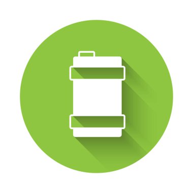 Beyaz Metal bira fıçısı ikonu uzun gölge arkaplan izole. Yeşil daire düğmesi. Vektör.