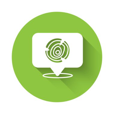 Beyaz Tahta Kütük simgesi uzun gölge arkaplanı ile izole edilmiş. Yakacak odun yığını. Yeşil daire düğmesi. Vektör.