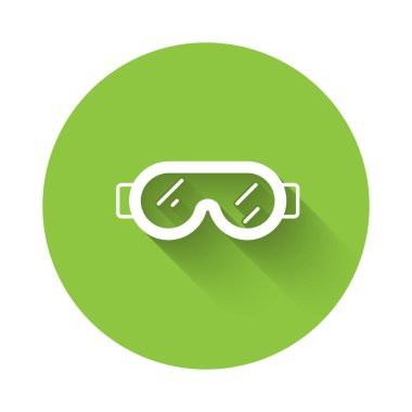 Beyaz güvenlik gözlüğü ikonu uzun gölge arkaplanı ile izole edilmiş. Yeşil daire düğmesi. Vektör.