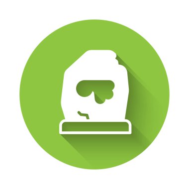 Beyaz Sihirli Rün simgesi uzun gölge arkaplanı ile izole edilmiş. Rune taşı. Yeşil daire düğmesi. Vektör.