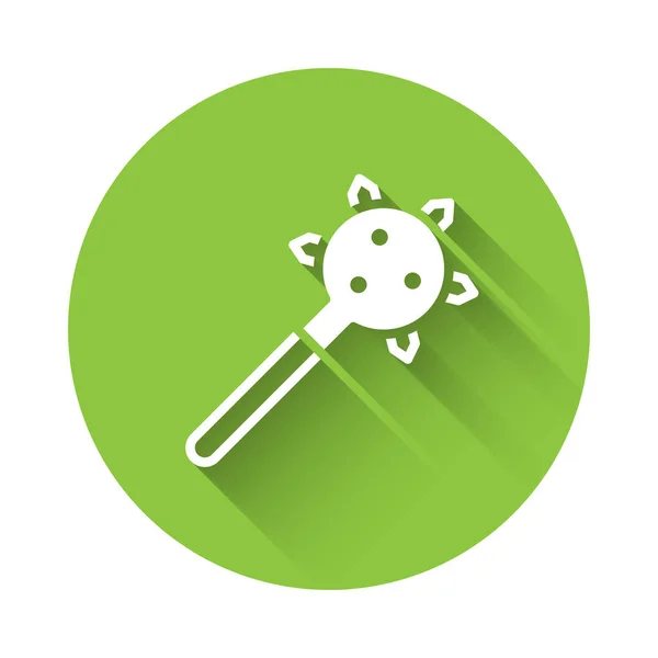 白色中世纪链球图标与长阴影背景隔离 中世纪的武器或带有尖刺的棍棒 绿色圆环按钮 — 图库矢量图片